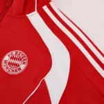 Bayern München Präsentationsjacke Rot 2025/26 - immagine 4